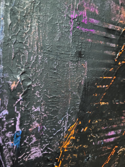 Großformatiges, horizontales Acrylgemälde "Underground" von Sandra Conrad, das von dicker, schwarzer und grauer Strukturpaste dominiert wird. Feine Linien und Spritzer in fluoriszierendem Orange, Blau, Lila und Pink setzen leuchtende Akzente.