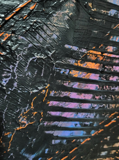 Großformatiges, horizontales Acrylgemälde "Underground" von Sandra Conrad, das von dicker, schwarzer und grauer Strukturpaste dominiert wird. Feine Linien und Spritzer in fluoriszierendem Orange, Blau, Lila und Pink setzen leuchtende Akzente.