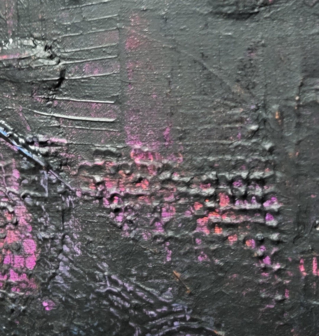 Großformatiges, horizontales Acrylgemälde "Underground" von Sandra Conrad, das von dicker, schwarzer und grauer Strukturpaste dominiert wird. Feine Linien und Spritzer in fluoriszierendem Orange, Blau, Lila und Pink setzen leuchtende Akzente.