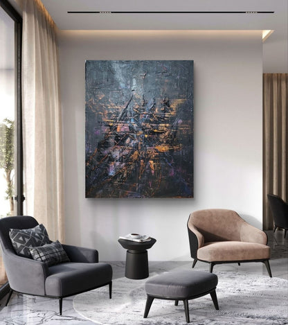 Großformatiges, horizontales Acrylgemälde "Underground" von Sandra Conrad, das von dicker, schwarzer und grauer Strukturpaste dominiert wird. Feine Linien und Spritzer in fluoriszierendem Orange, Blau, Lila und Pink setzen leuchtende Akzente.