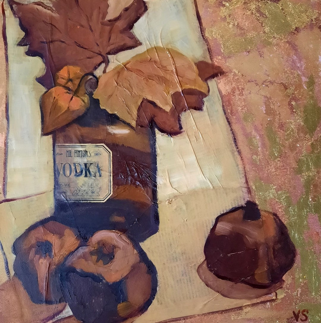 Stillleben-Gemälde "Stillleben mit Granatapfel und Wodka" von Vera Stein. Eine dunkle Wodkaflasche mit Etikett steht auf zerknülltem Papier, umgeben von großen braunen Herbstblättern und drei dunklen, getrockneten Granatäpfeln. Der Hintergrund ist eine Mischung aus Gold, Beige und Braun, teils mit sichtbaren Strukturen. Der Stil ist expressiv und materialreich.