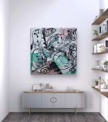 Abstraktes Acrylgemälde "Street Art" von Sandra Conrad, quadratisch. Der Hintergrund besteht aus dicken Pinselstrichen in Mintgrün, Rosa und Weiß. Darüber sind skizzenhafte, schwarze Kreise mit einfachen Gesichtern im Stil von Graffiti gezeichnet.