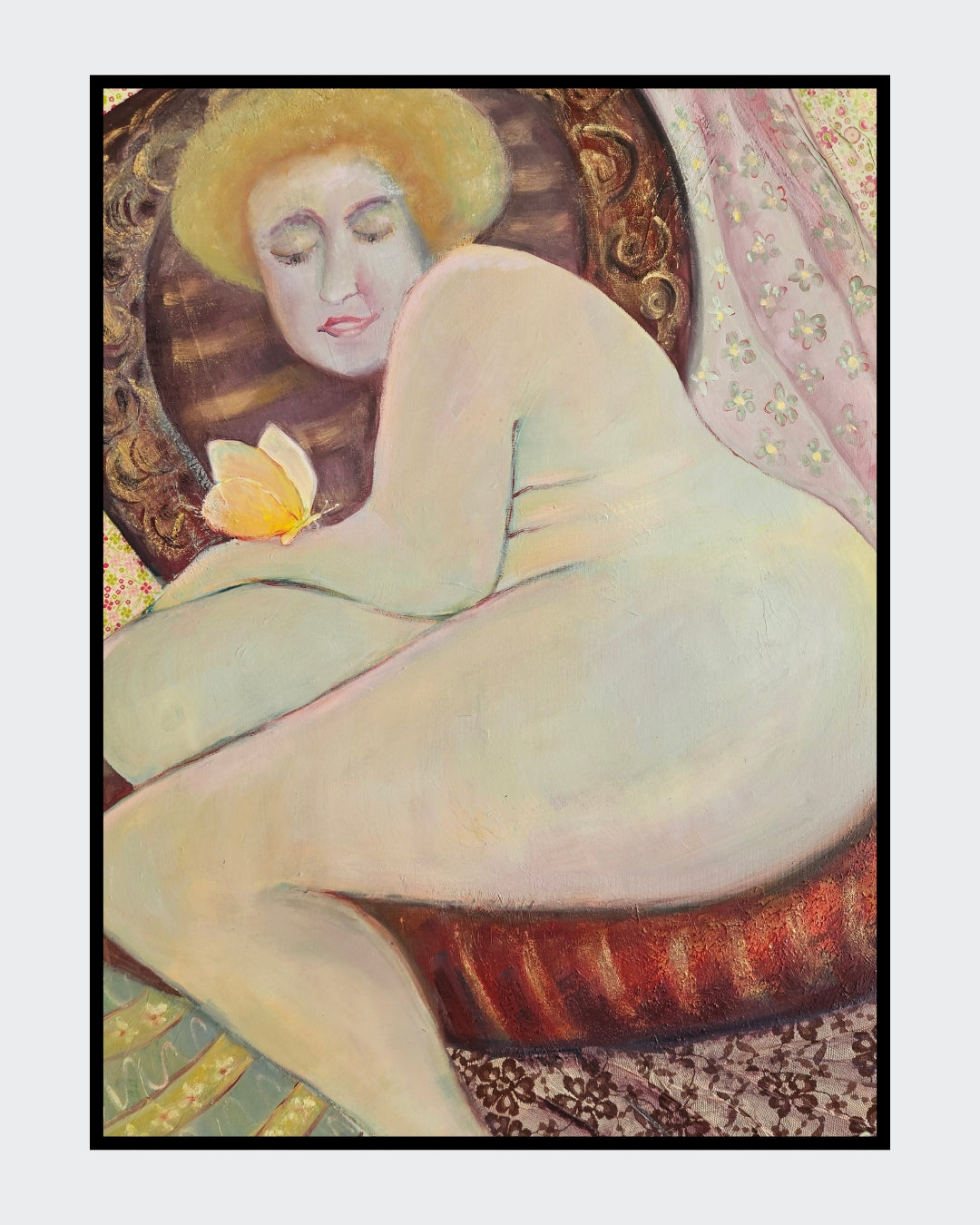 Gemälde "Schmetterling" von Vera Stein (FEMARTSPACE). Eine kurvige, helle Frau mit gelbem Haar liegt entspannt auf einem antiken, gepolsterten Sessel. Sie hält einen zarten, gelb-weißen Schmetterling in ihrer Hand. Der Hintergrund ist reich an Mustern in Gold- und Rosatönen, die Stimmung ist harmonisch und intim.