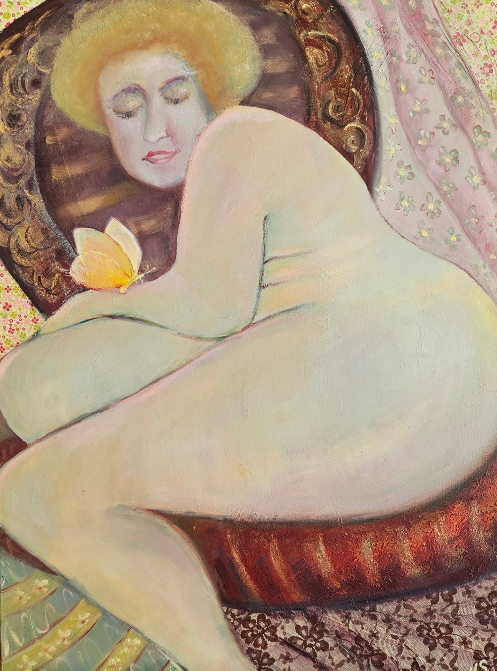 Gemälde "Schmetterling" von Vera Stein (FEMARTSPACE). Eine kurvige, helle Frau mit gelbem Haar liegt entspannt auf einem antiken, gepolsterten Sessel. Sie hält einen zarten, gelb-weißen Schmetterling in ihrer Hand. Der Hintergrund ist reich an Mustern in Gold- und Rosatönen, die Stimmung ist harmonisch und intim.