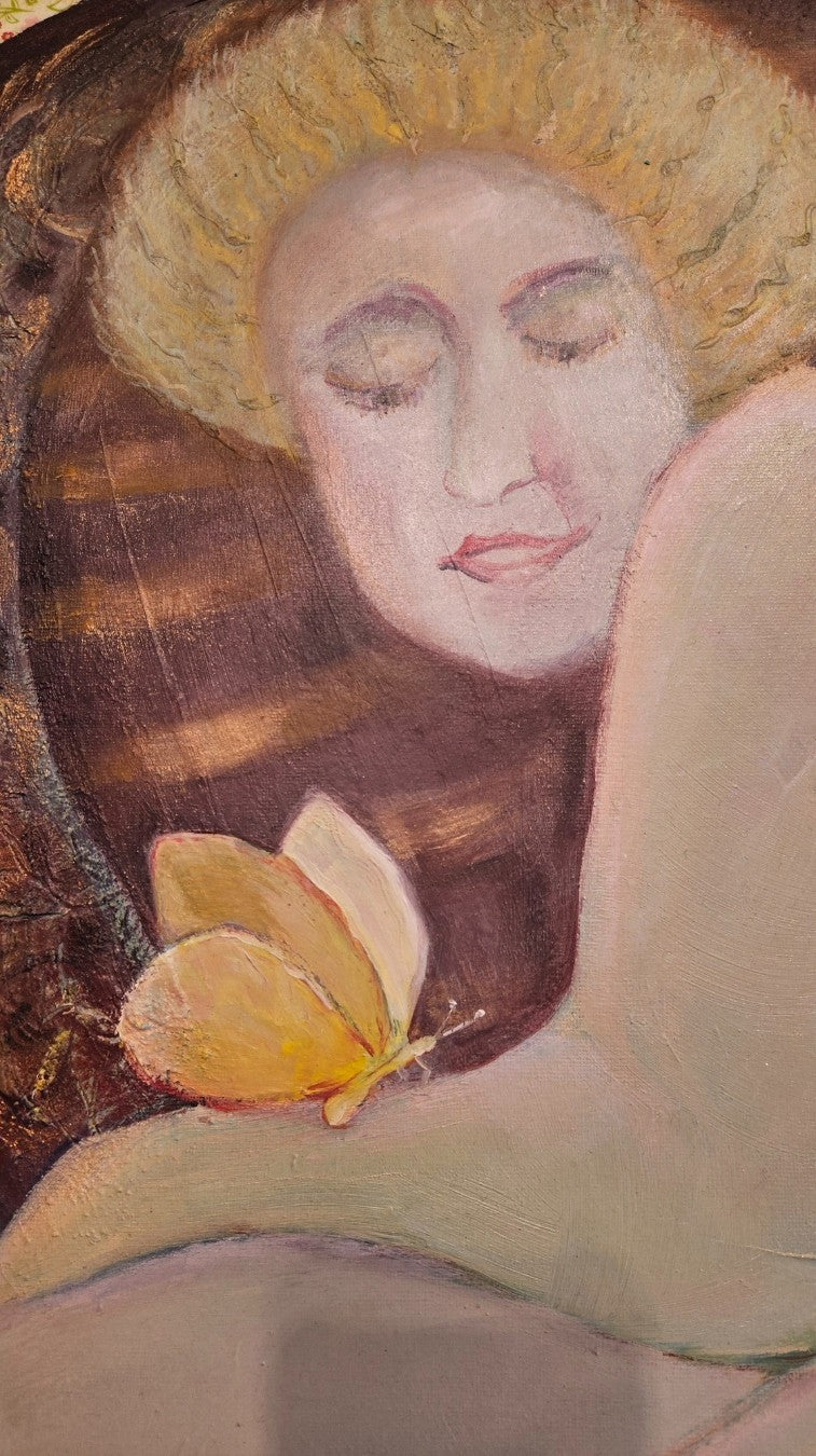 Gemälde "Schmetterling" von Vera Stein (FEMARTSPACE). Eine kurvige, helle Frau mit gelbem Haar liegt entspannt auf einem antiken, gepolsterten Sessel. Sie hält einen zarten, gelb-weißen Schmetterling in ihrer Hand. Der Hintergrund ist reich an Mustern in Gold- und Rosatönen, die Stimmung ist harmonisch und intim.