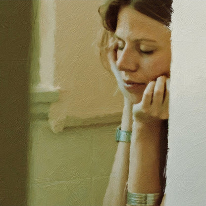 
Das Kunstwerk "Im Fluss des Alltäglichen" des Künstlers nostrokesbitte ist ein fotorealistisches, digitales Gemälde. Das Hochformat zeigt eine Frau, die, mit nach unten gesenktem Kopf, auf einem Duschrand sitzt. Ihre Augen sind geschlossen, die Arme verschränkt und die Hände stützen das Gesicht. Die Farbtöne sind warm und gedämpft. Das Bild, das einen intimen Moment der Ruhe darstellt, wurde auf Leinwand gedruckt und ist in limitierter Auflage in der Online-Galerie FEMARTSPACE erhältlich.