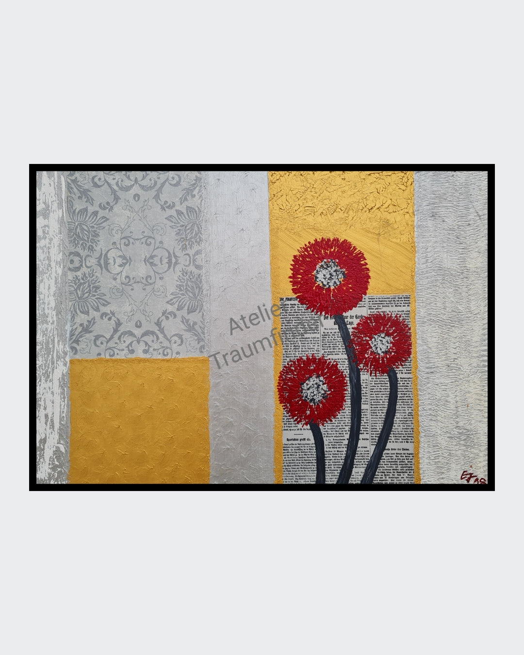 Querformatiges Gemälde mit Art Deco-Elementen. Collage aus strukturierten Flächen, floralem Muster, Zeitungsausschnitten und goldenen Akzenten. Drei rote Blüten mit schwarzen Stielen. "Simple eleganc" von Esther Janssen.