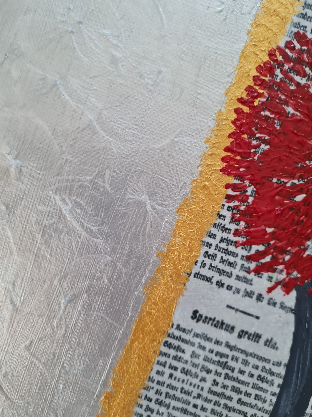 Querformatiges Gemälde mit Art Deco-Elementen. Collage aus strukturierten Flächen, floralem Muster, Zeitungsausschnitten und goldenen Akzenten. Drei rote Blüten mit schwarzen Stielen. "Simple eleganc" von Esther Janssen.