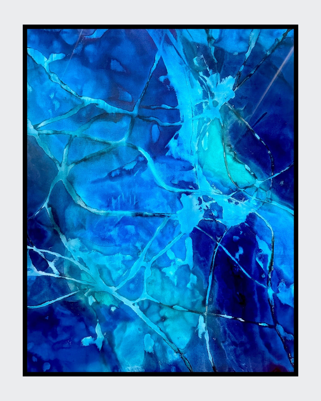 Abstraktes Acrylbild in leuchtendem Blau mit netzartigen Strukturen, „Through the blue“ von Sabine Hoch-Himmighofen.