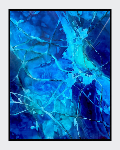 Abstraktes Acrylbild in leuchtendem Blau mit netzartigen Strukturen, „Through the blue“ von Sabine Hoch-Himmighofen.