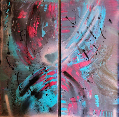 Abstraktes Acryl-Diptychon "Ice and Fire" von Sandra Conrad, bestehend aus zwei Leinwänden. Die Komposition zeigt einen intensiven Kontrast zwischen leuchtendem Cyan-Blau und Neon-Pink auf einem dunklen, grauen und schwarzen Hintergrund.
