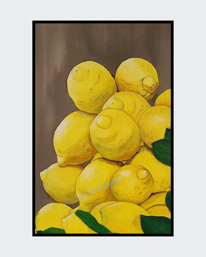 Acrylgemälde 'Ernte' von Smillya Dartsch. Eine detailreiche Darstellung von Zitronen, die sich zu einem Haufen auftürmen. Die Früchte sind in leuchtenden Gelbtönen gemalt, mit Schattierungen, die ihre Rundungen betonen. Einige grüne Blätter sind am unteren Rand des Bildes zu sehen. Das Gemälde ist auf einem Keilrahmen mit den Maßen 60x40 cm gefertigt.