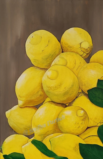 Acrylgemälde 'Ernte' von Smillya Dartsch. Eine detailreiche Darstellung von Zitronen, die sich zu einem Haufen auftürmen. Die Früchte sind in leuchtenden Gelbtönen gemalt, mit Schattierungen, die ihre Rundungen betonen. Einige grüne Blätter sind am unteren Rand des Bildes zu sehen. Das Gemälde ist auf einem Keilrahmen mit den Maßen 60x40 cm gefertigt.