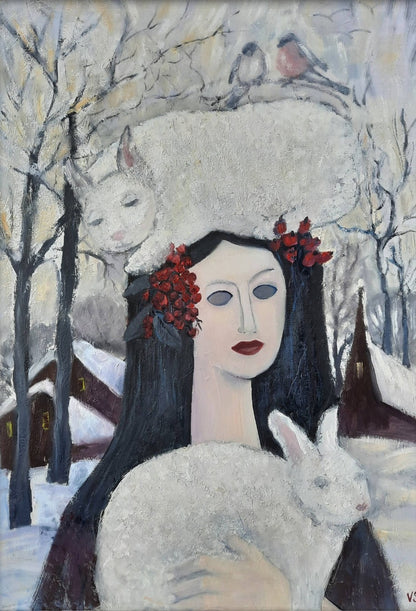 Gemälde "Lady Winter" von Vera Stein. Eine Frau mit dunklem Haar und blassem Gesicht hält ein weißes Kaninchen. Eine weiße Katze ruht auf ihrem Kopf, darüber zwei Vögel. Rote Beeren setzen Farbakzente. Der Hintergrund ist eine verschneite, melancholische Winterlandschaft mit dunklen Bäumen und Häusern.