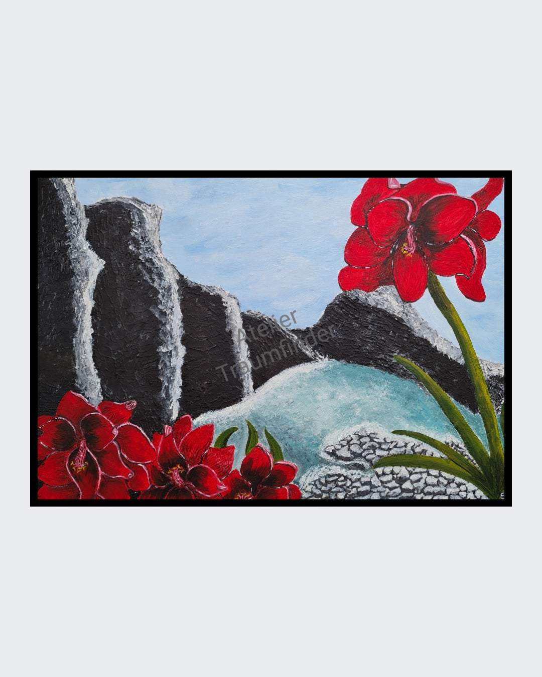 "Sinfonie" von Esther Janssen.  Querformatiges Gemälde mit roter Blüte im Vordergrund, schwarzem Felsen im Hintergrund und blauem Himmel. Rote Blüten am unteren Bildrand und ein See in der Mitte.