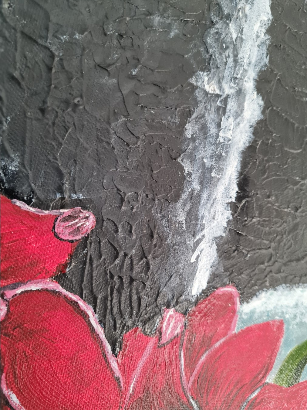 "Sinfonie" von Esther Janssen.  Querformatiges Gemälde mit roter Blüte im Vordergrund, schwarzem Felsen im Hintergrund und blauem Himmel. Rote Blüten am unteren Bildrand und ein See in der Mitte.