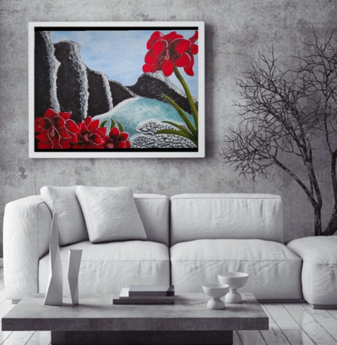 "Sinfonie" von Esther Janssen.  Querformatiges Gemälde mit roter Blüte im Vordergrund, schwarzem Felsen im Hintergrund und blauem Himmel. Rote Blüten am unteren Bildrand und ein See in der Mitte.