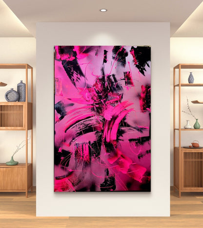 Großformatiges, vertikales abstraktes Acrylgemälde "Pink fight" von Sandra Conrad, das von expressiven, kämpferischen Pinselstrichen in leuchtendem, fluoriszierendem Pink und Schwarz dominiert wird.