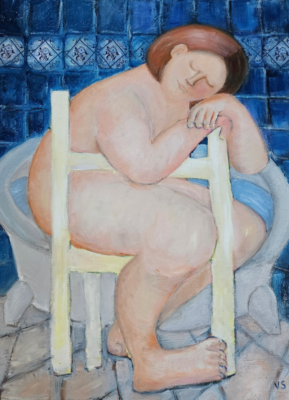 Gemälde "Frau im Badezimmer" von Vera Stein (80x60 cm). Eine volle, nackte Frau mit kurzen braunen Haaren sitzt schlafend auf einem hellen Holzstuhl in einer Badewanne. Der Hintergrund ist eine blau geflieste Wand, der Boden gefliest. Die Hauttöne sind rosa-orange, das Wasser in der Wanne blau. Eine Szene der Entspannung und Intimität.