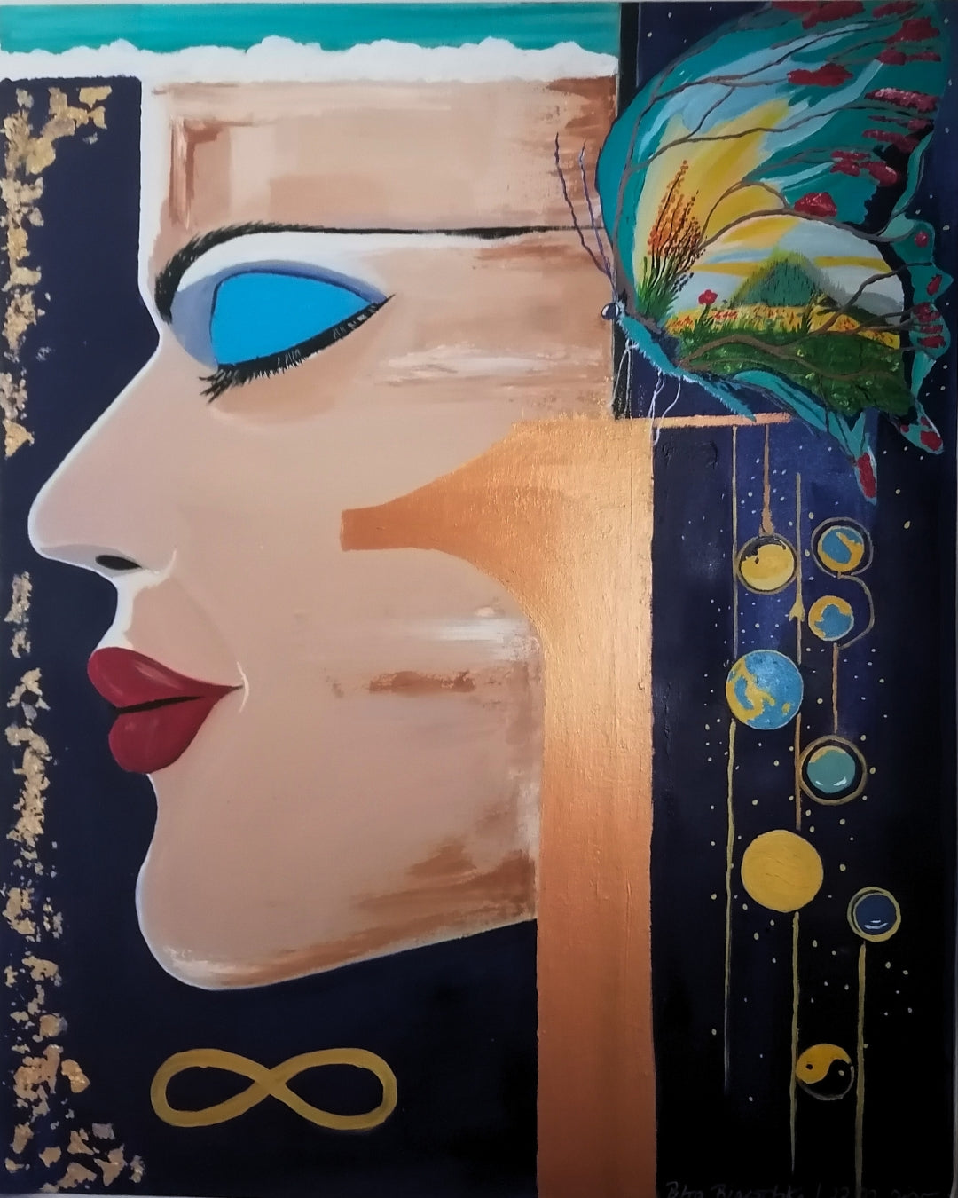 Das Gemälde zeigt das Profil eines weiblichen Gesichts mit roten Lippen und einem leuchtend blauen Auge. Aus dem Kopf wächst ein farbenprächtiger Schmetterling, dessen Flügel eine Landschaft mit Sonne und Bergen zeigen – als Symbol für die Entfaltung der Gedanken.

Rechts schweben Planeten und Sterne an goldenen Linien, während unten ein goldenes Unendlichkeitszeichen die Grenzenlosigkeit darstellt. Die Farben, besonders Blau und Gold, symbolisieren Freiheit, Weite und kosmische Verbundenheit.