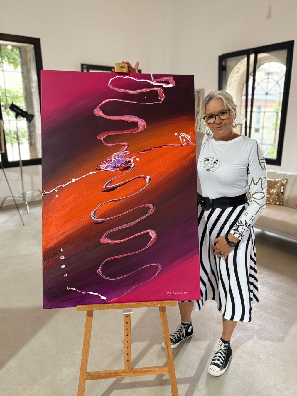 Großformatiges, vertikales Acrylgemälde "Nature" von Sandra Conrad, dominiert von fließenden Streifen in warmen Orange-, Braun- und Violetttönen. Dicke, pastose, weiße und rosafarbene Linien winden sich in Schlangenform vertikal über die Oberfläche.