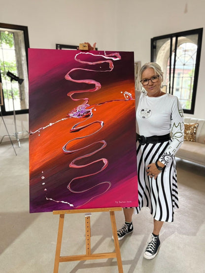 Großformatiges, vertikales Acrylgemälde "Nature" von Sandra Conrad, dominiert von fließenden Streifen in warmen Orange-, Braun- und Violetttönen. Dicke, pastose, weiße und rosafarbene Linien winden sich in Schlangenform vertikal über die Oberfläche.