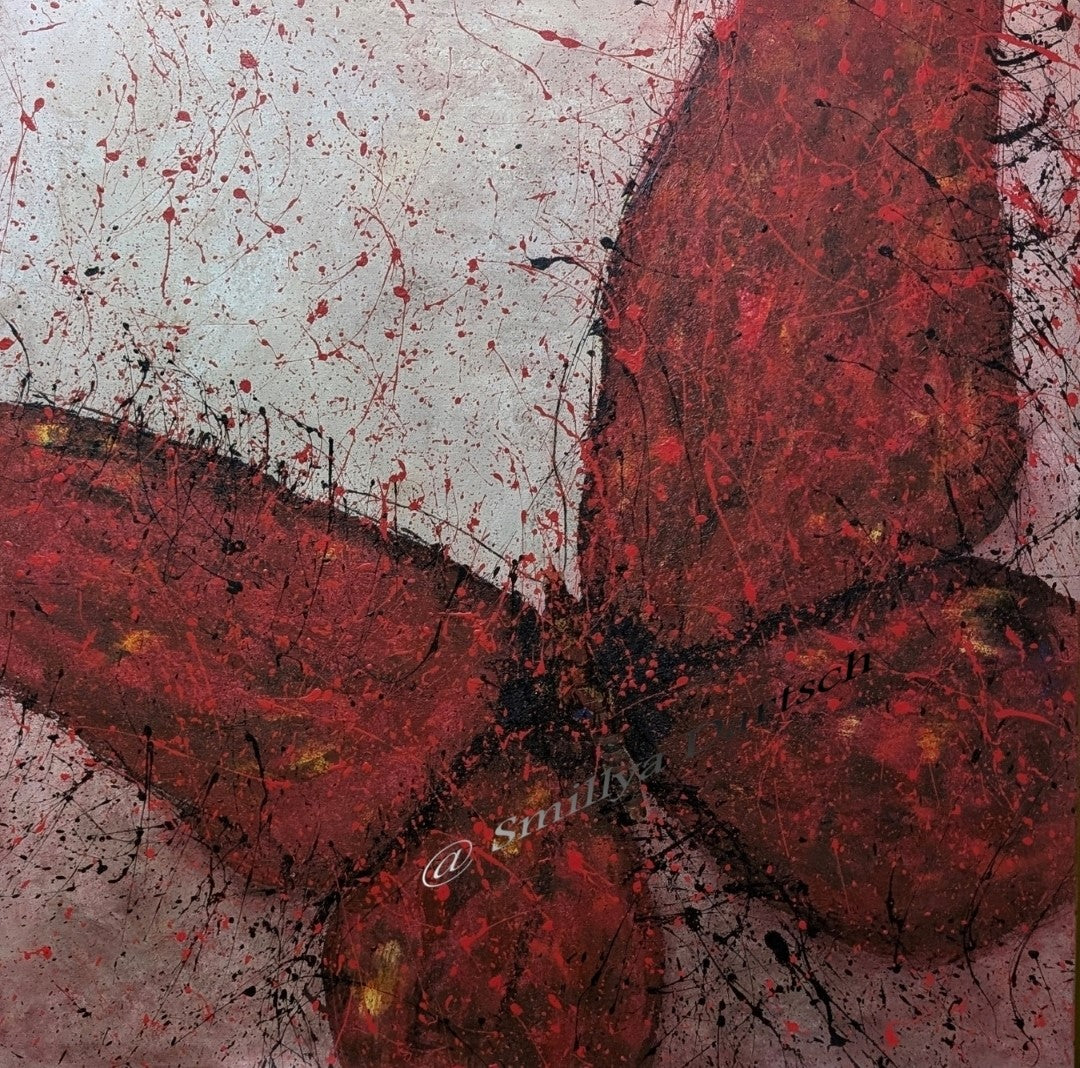 Acrylgemälde 'Im Fokus - Der Schmetterling' von Smillya Dartsch. Ein abstrakt dargestellter Schmetterling mit großen, roten Flügeln dominiert das Bild. Die Flügel sind mit dunklen und hellen Spritzern versehen, die eine dynamische Textur erzeugen. Der Hintergrund ist in einem hellen, silbrigen Ton gehalten. Das Gemälde thematisiert die Bedrohung von Schmetterlingen durch Umweltzerstörung und Klimawandel. Es ist mit einem Glanzfirnis versiegelt und wird mit zwei Keilrahmenaufhängern geliefert. Maße: 80x80 cm