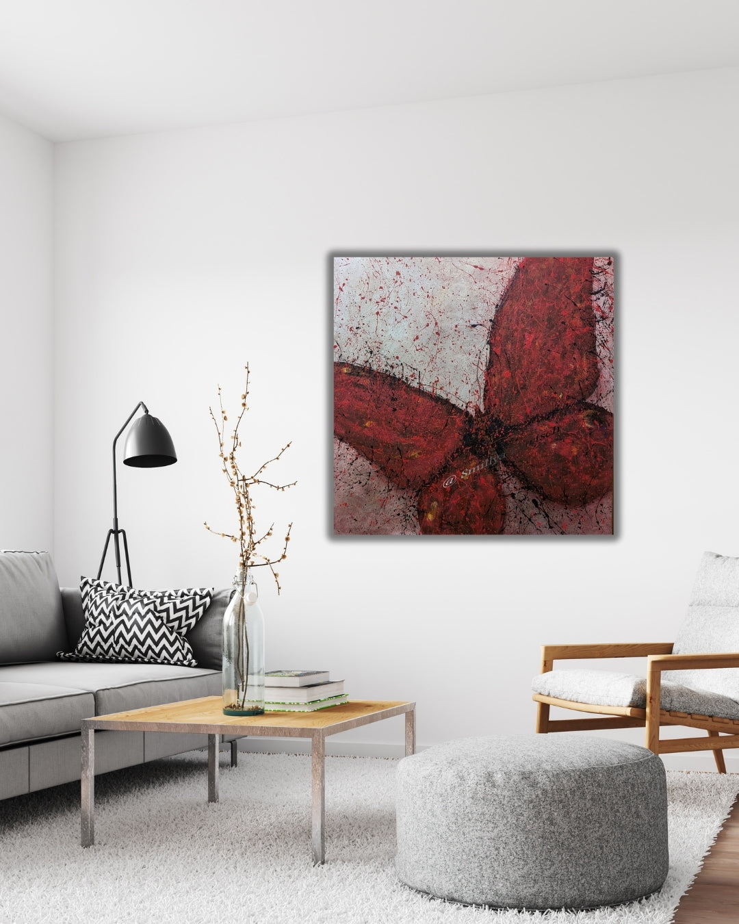 Acrylgemälde 'Im Fokus - Der Schmetterling' von Smillya Dartsch. Ein abstrakt dargestellter Schmetterling mit großen, roten Flügeln dominiert das Bild. Die Flügel sind mit dunklen und hellen Spritzern versehen, die eine dynamische Textur erzeugen. Der Hintergrund ist in einem hellen, silbrigen Ton gehalten. Das Gemälde thematisiert die Bedrohung von Schmetterlingen durch Umweltzerstörung und Klimawandel. Es ist mit einem Glanzfirnis versiegelt und wird mit zwei Keilrahmenaufhängern geliefert. Maße: 80x80 cm