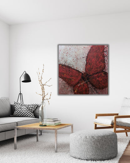 Acrylgemälde 'Im Fokus - Der Schmetterling' von Smillya Dartsch. Ein abstrakt dargestellter Schmetterling mit großen, roten Flügeln dominiert das Bild. Die Flügel sind mit dunklen und hellen Spritzern versehen, die eine dynamische Textur erzeugen. Der Hintergrund ist in einem hellen, silbrigen Ton gehalten. Das Gemälde thematisiert die Bedrohung von Schmetterlingen durch Umweltzerstörung und Klimawandel. Es ist mit einem Glanzfirnis versiegelt und wird mit zwei Keilrahmenaufhängern geliefert. Maße: 80x80 cm