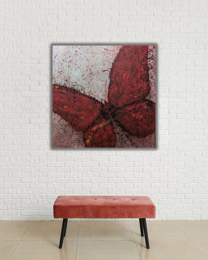 Acrylgemälde 'Im Fokus - Der Schmetterling' von Smillya Dartsch. Ein abstrakt dargestellter Schmetterling mit großen, roten Flügeln dominiert das Bild. Die Flügel sind mit dunklen und hellen Spritzern versehen, die eine dynamische Textur erzeugen. Der Hintergrund ist in einem hellen, silbrigen Ton gehalten. Das Gemälde thematisiert die Bedrohung von Schmetterlingen durch Umweltzerstörung und Klimawandel. Es ist mit einem Glanzfirnis versiegelt und wird mit zwei Keilrahmenaufhängern geliefert. Maße: 80x80 cm