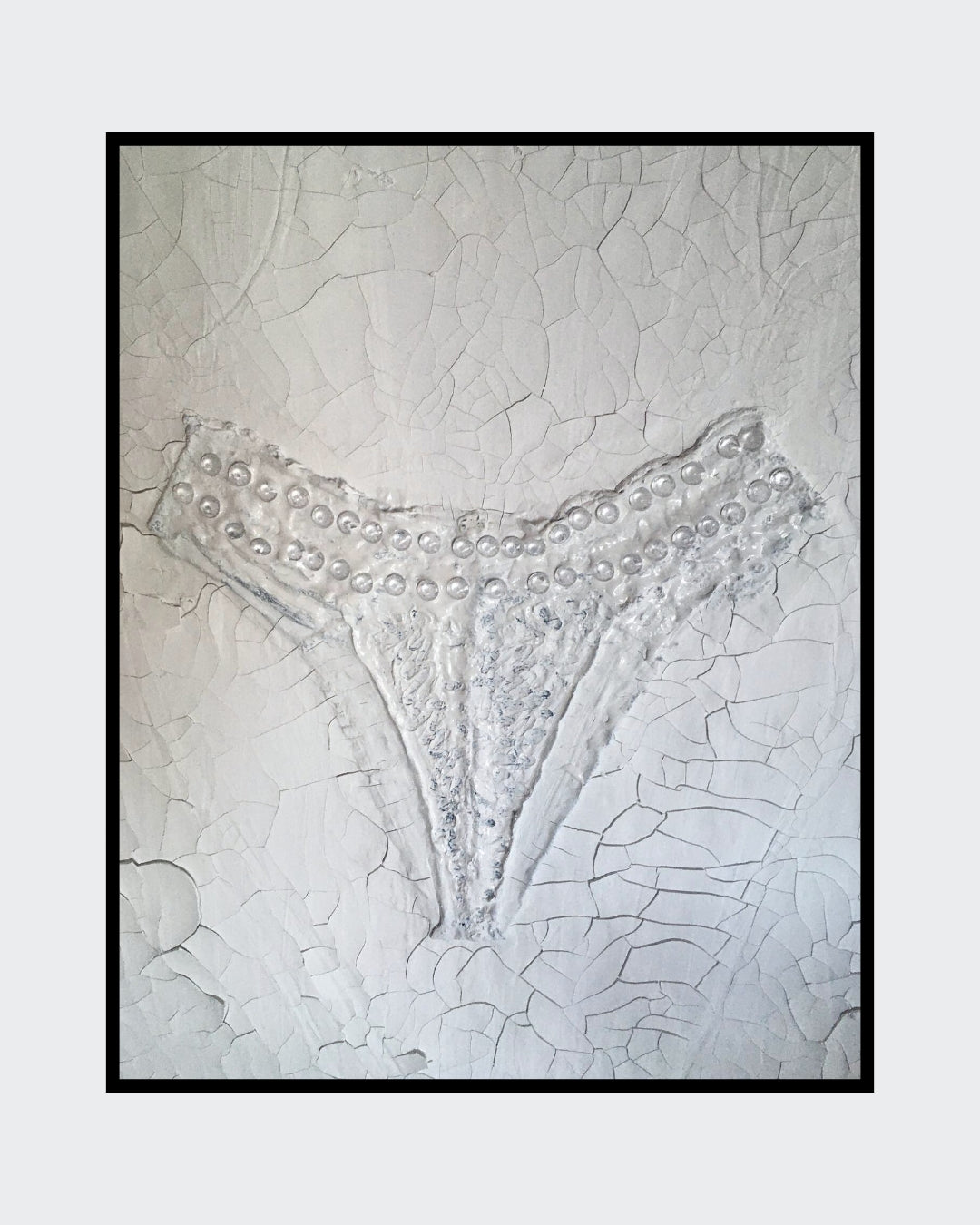 Gemälde "Fragment der Intimität" von Federica, Textil auf Leinwand mit Acryl, 80x60 cm. Eingebettetes Textil, das an einen Slip erinnert, mit Perlen auf gerissener Leinwand in Grautönen.