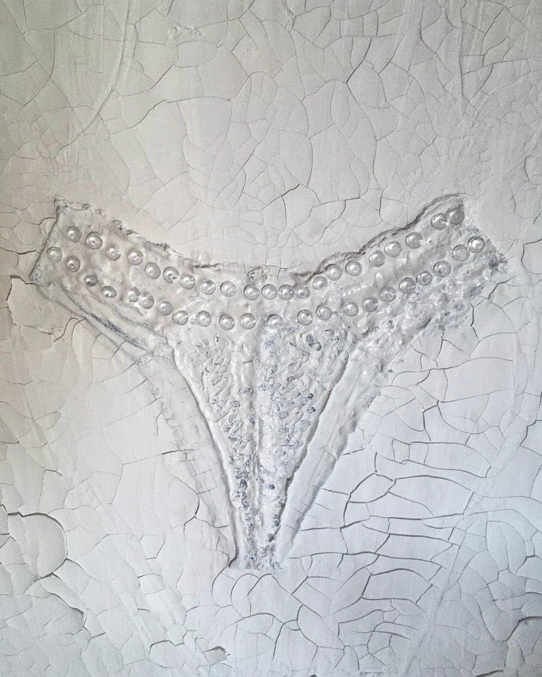 Gemälde "Fragment der Intimität" von Federica, Textil auf Leinwand mit Acryl, 80x60 cm. Eingebettetes Textil, das an einen Slip erinnert, mit Perlen auf gerissener Leinwand in Grautönen.