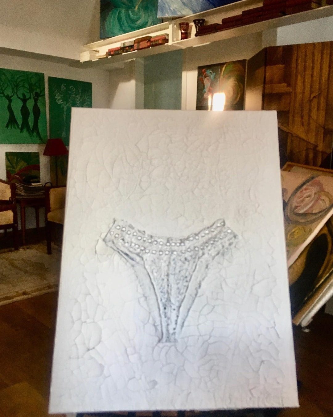 Gemälde "Fragment der Intimität" von Federica, Textil auf Leinwand mit Acryl, 80x60 cm. Eingebettetes Textil, das an einen Slip erinnert, mit Perlen auf gerissener Leinwand in Grautönen.