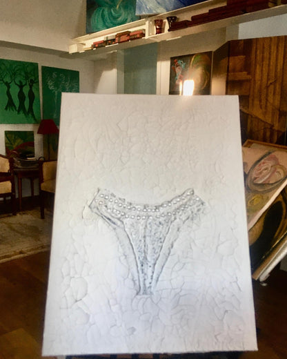 Gemälde "Fragment der Intimität" von Federica, Textil auf Leinwand mit Acryl, 80x60 cm. Eingebettetes Textil, das an einen Slip erinnert, mit Perlen auf gerissener Leinwand in Grautönen.