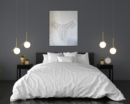 Gemälde "Fragment der Intimität" von Federica, Textil auf Leinwand mit Acryl, 80x60 cm. Eingebettetes Textil, das an einen Slip erinnert, mit Perlen auf gerissener Leinwand in Grautönen.