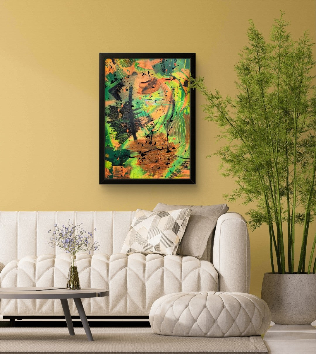 Abstraktes Acrylgemälde "Dschungel" von Sandra Conrad im schwarzen Rahmen. Die Komposition ist hochformatig und sehr dynamisch, dominiert von leuchtenden Grün-, Gelb- und Orangetönen, die von breiten, schwarzen Pinselstrichen und Farbspritzern überlagert werden.