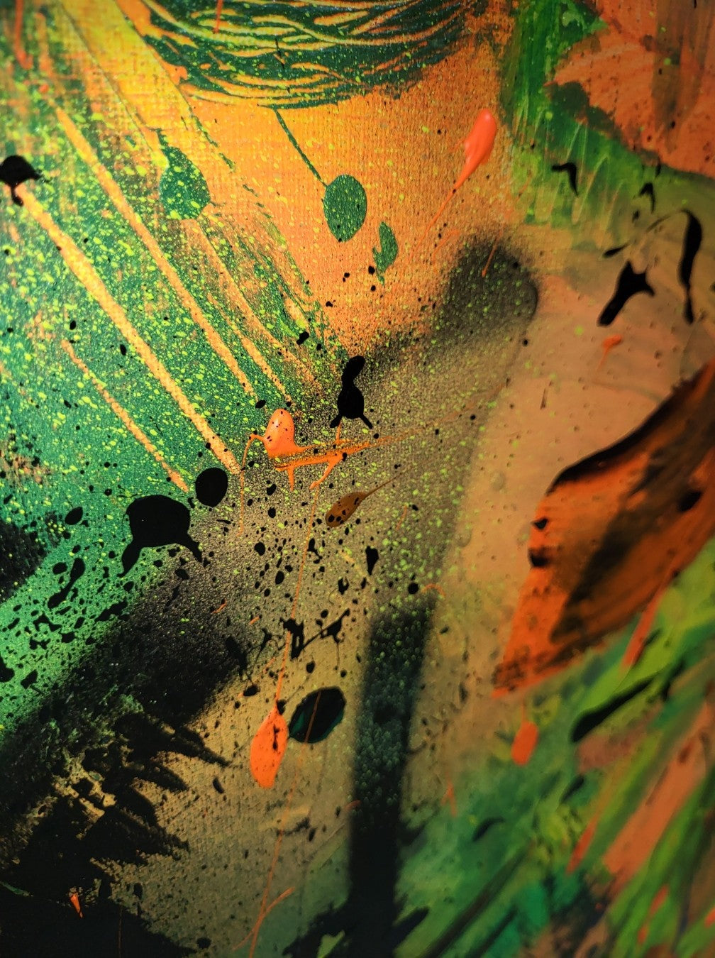 Abstraktes Acrylgemälde "Dschungel" von Sandra Conrad im schwarzen Rahmen. Die Komposition ist hochformatig und sehr dynamisch, dominiert von leuchtenden Grün-, Gelb- und Orangetönen, die von breiten, schwarzen Pinselstrichen und Farbspritzern überlagert werden.