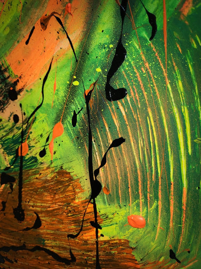 Abstraktes Acrylgemälde "Dschungel" von Sandra Conrad im schwarzen Rahmen. Die Komposition ist hochformatig und sehr dynamisch, dominiert von leuchtenden Grün-, Gelb- und Orangetönen, die von breiten, schwarzen Pinselstrichen und Farbspritzern überlagert werden.