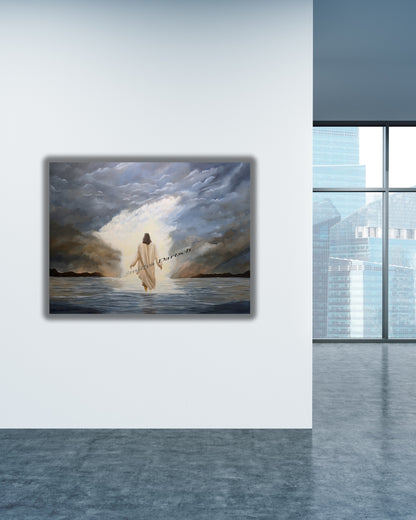 Acrylgemälde 'Jesus Portrait' von Smillya Dartsch. Eine Darstellung von Jesus, der auf dem Wasser geht, inspiriert von biblischen Erzählungen. Jesus ist von hinten zu sehen, in einem weißen Gewand, während er auf einem ruhigen Gewässer in Richtung eines hellen Lichts zwischen dunklen, dramatischen Wolken geht. Das Gemälde ist mit einem Glanzfirnis versiegelt und wird mit zwei Keilrahmenaufhängern geliefert. Maße: 100x130 cm.