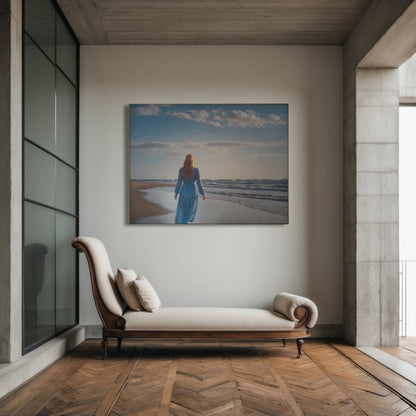 Das fotorealistische Digitalgemälde "València" von nostrokesbitte zeigt eine Frau mit blondem Haar und blauem, fließendem Kleid, die von hinten am Strand entlanggeht. Sie blickt über das Meer, dessen Wellen sanft ausrollen. Das Bild, Teil der Serie "Rueckenfiguren", verbindet die romantische Ästhetik Caspar David Friedrichs mit zeitgenössischer Fotografie. Das Werk ist auf Leinwand gedruckt und in limitierter Auflage bei FEMARTSPACE erhältlich.