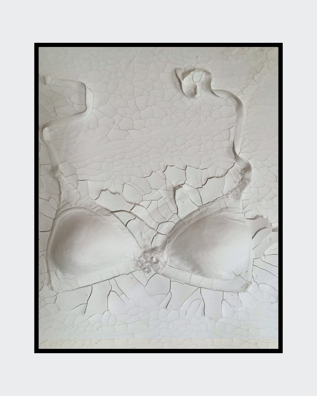 Gemälde "Verhüllte Wahrheit" von Federica, Textil auf Leinwand mit Acryl, 80x60 cm. Dreidimensionales Textilobjekt in Form eines Büstenhalters auf gerissener Leinwand in Weiß- und Grautönen.