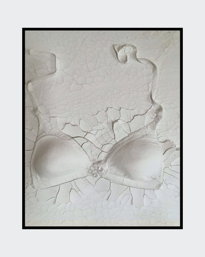 Gemälde "Verhüllte Wahrheit" von Federica, Textil auf Leinwand mit Acryl, 80x60 cm. Dreidimensionales Textilobjekt in Form eines Büstenhalters auf gerissener Leinwand in Weiß- und Grautönen.