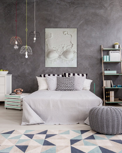 Gemälde "Verhüllte Wahrheit" von Federica, Textil auf Leinwand mit Acryl, 80x60 cm. Dreidimensionales Textilobjekt in Form eines Büstenhalters auf gerissener Leinwand in Weiß- und Grautönen.