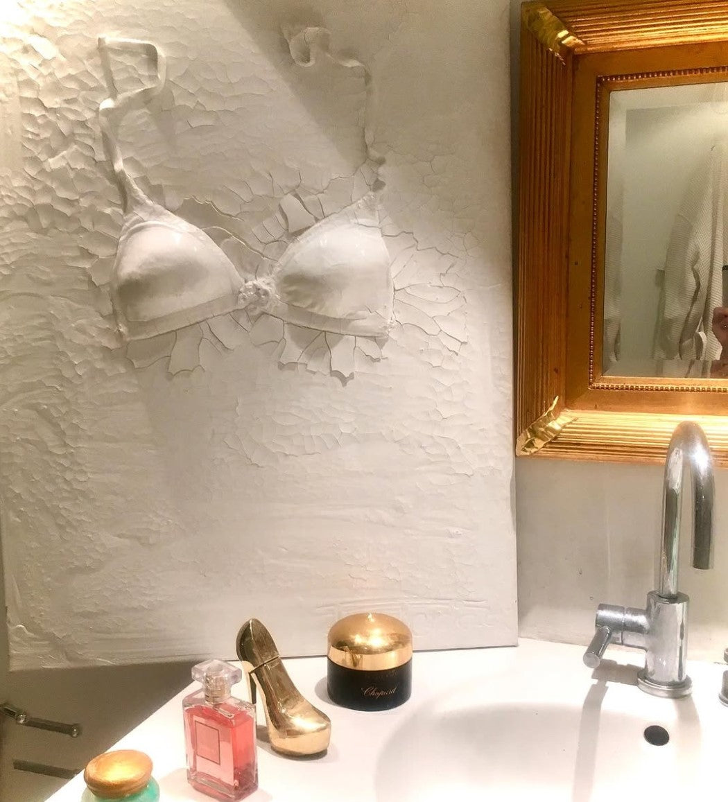 Gemälde "Verhüllte Wahrheit" von Federica, Textil auf Leinwand mit Acryl, 80x60 cm. Dreidimensionales Textilobjekt in Form eines Büstenhalters auf gerissener Leinwand in Weiß- und Grautönen.