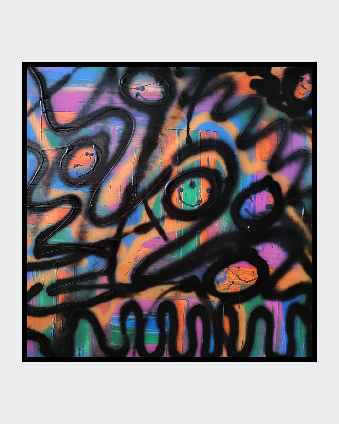 Abstraktes Acrylgemälde "Glückliche Emotionen Impression" von Sandra Conrad im Street-Art-Stil. Der Hintergrund ist eine Mischung aus bunten Strichen in Blau, Orange, Grün und Lila. Darüber liegen dicke, schwarze, gewellte Linien und einfache, lachende Gesichter.