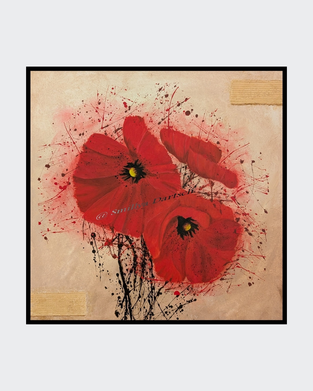 Acrylgemälde 'Mohnblumen' von Smillya Dartsch. Zwei leuchtend rote Mohnblumen mit schwarzen Akzenten und gelben Blütenständen dominieren das Bild. Die Blumen sind vor einem hellen Hintergrund mit roten und schwarzen Farbspritzern dargestellt. Das Gemälde ist mit einem Glanzfirnis versiegelt und wird mit einem Keilrahmenaufhänger geliefert. Maße: 50x50 cm.