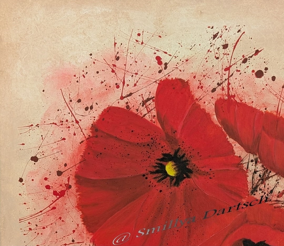 Acrylgemälde 'Mohnblumen' von Smillya Dartsch. Zwei leuchtend rote Mohnblumen mit schwarzen Akzenten und gelben Blütenständen dominieren das Bild. Die Blumen sind vor einem hellen Hintergrund mit roten und schwarzen Farbspritzern dargestellt. Das Gemälde ist mit einem Glanzfirnis versiegelt und wird mit einem Keilrahmenaufhänger geliefert. Maße: 50x50 cm.