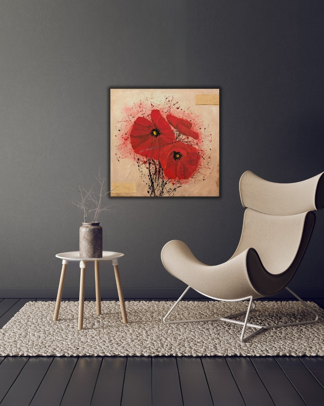 Acrylgemälde 'Mohnblumen' von Smillya Dartsch. Zwei leuchtend rote Mohnblumen mit schwarzen Akzenten und gelben Blütenständen dominieren das Bild. Die Blumen sind vor einem hellen Hintergrund mit roten und schwarzen Farbspritzern dargestellt. Das Gemälde ist mit einem Glanzfirnis versiegelt und wird mit einem Keilrahmenaufhänger geliefert. Maße: 50x50 cm.