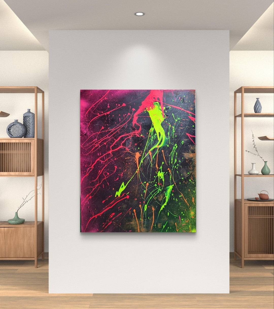 Abstraktes Acrylgemälde "Neon Galaxy" von Sandra Conrad, dominiert von einer dunklen Oberfläche, über die sich dynamische Spritzer und fließende Formen in fluoriszierendem Neon-Grün, Rot und Orange ziehen.