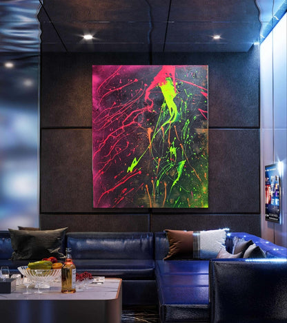 Abstraktes Acrylgemälde "Neon Galaxy" von Sandra Conrad, dominiert von einer dunklen Oberfläche, über die sich dynamische Spritzer und fließende Formen in fluoriszierendem Neon-Grün, Rot und Orange ziehen.